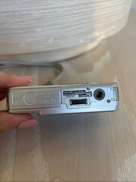 Sony Compact Point-and-Shoot Camera in Silver - Picture 7 of 14